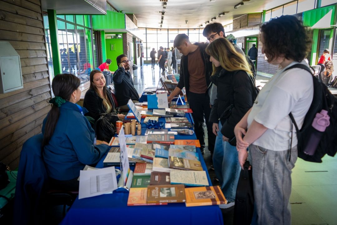 UBB celebró el Día del Libro con ferias literarias en Chillán y Concepción