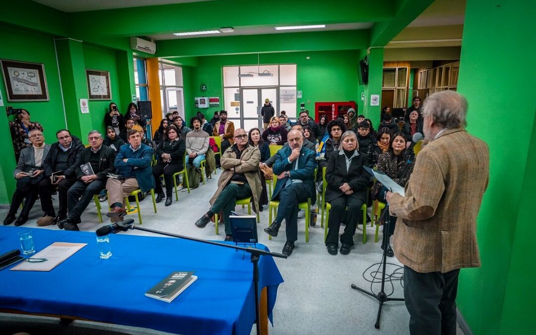 Académico Mauricio Rojas compartió el lanzamiento de su libro junto a otros destacados historiadores