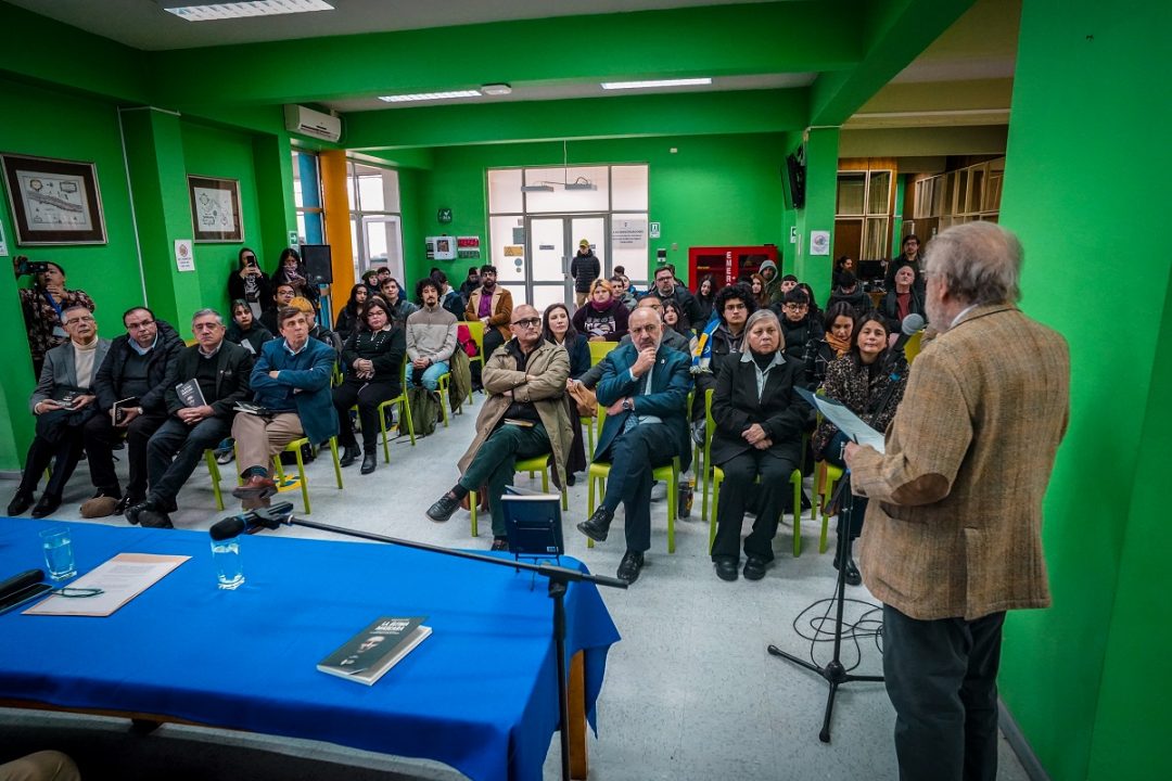 Académico Mauricio Rojas compartió el lanzamiento de su libro junto a otros destacados historiadores